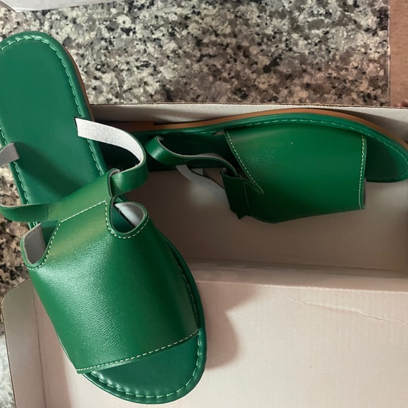 Different kinds of shoes - Picture 1 of 4